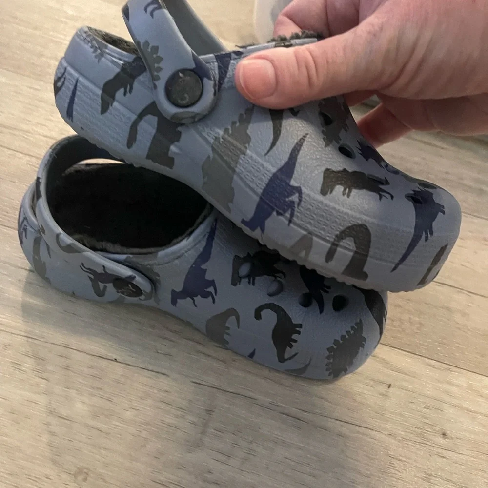 Kids Dinosaur Clogs blue Gray crocs fleeced sz 8/9
